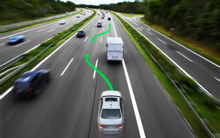 Example of an autonomous car advancing another one